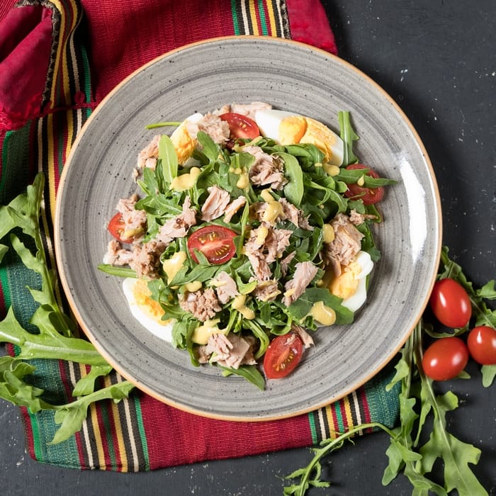 Salad with canned tuna