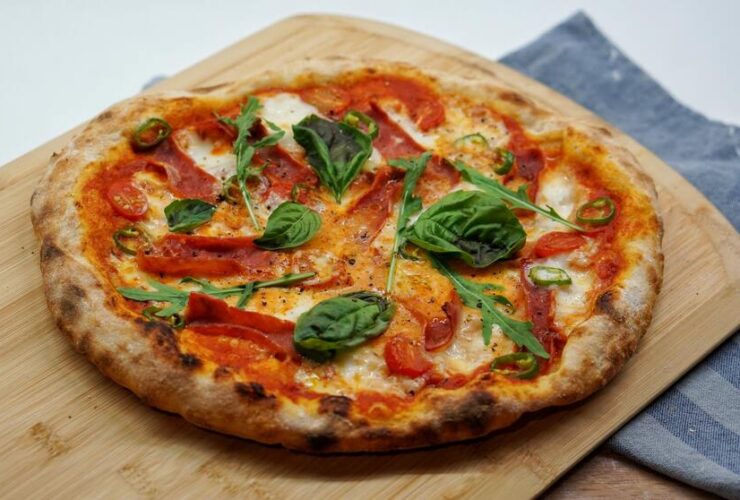 How Long to Cook Homemade Pizza at 350ºF & 400ºF? (Recipe)