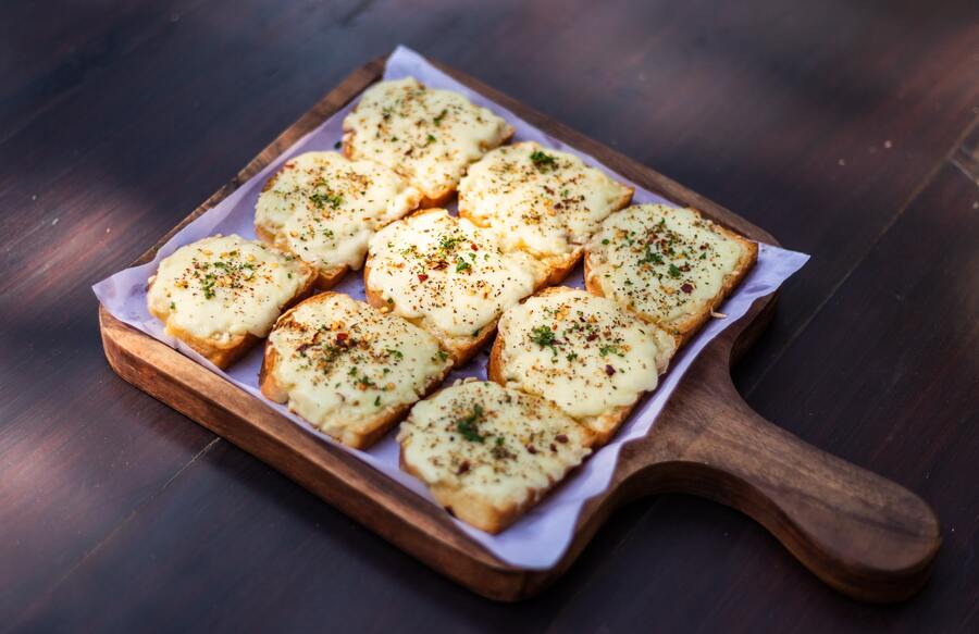 How Long to Bake Garlic Bread at 400ºF? Cooking Times