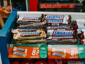 Does Snickers Have Peanuts and Nuts? Ingredients List