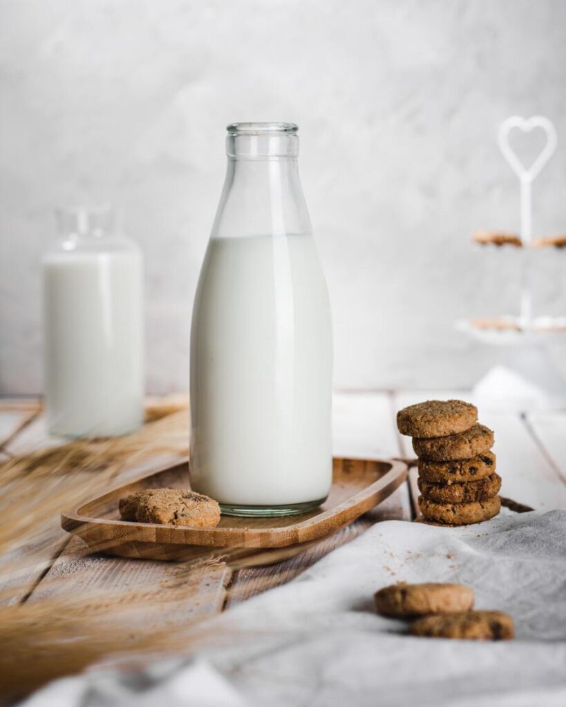 Milk to drink with the cookies